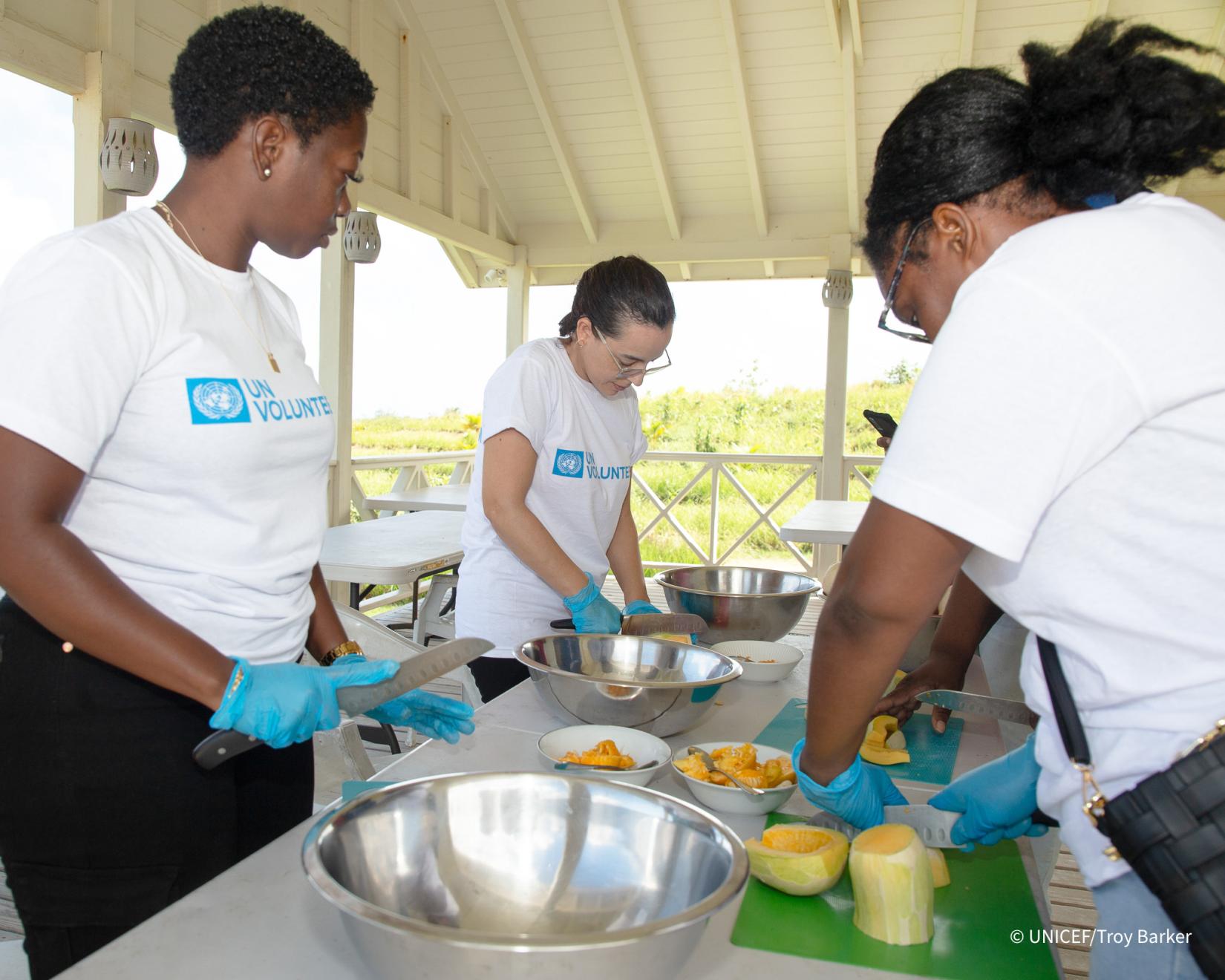 With the support of the Slow Food Movement, a UN Volunteers in Barbados help to prepare a meal to be delivered to families in need.