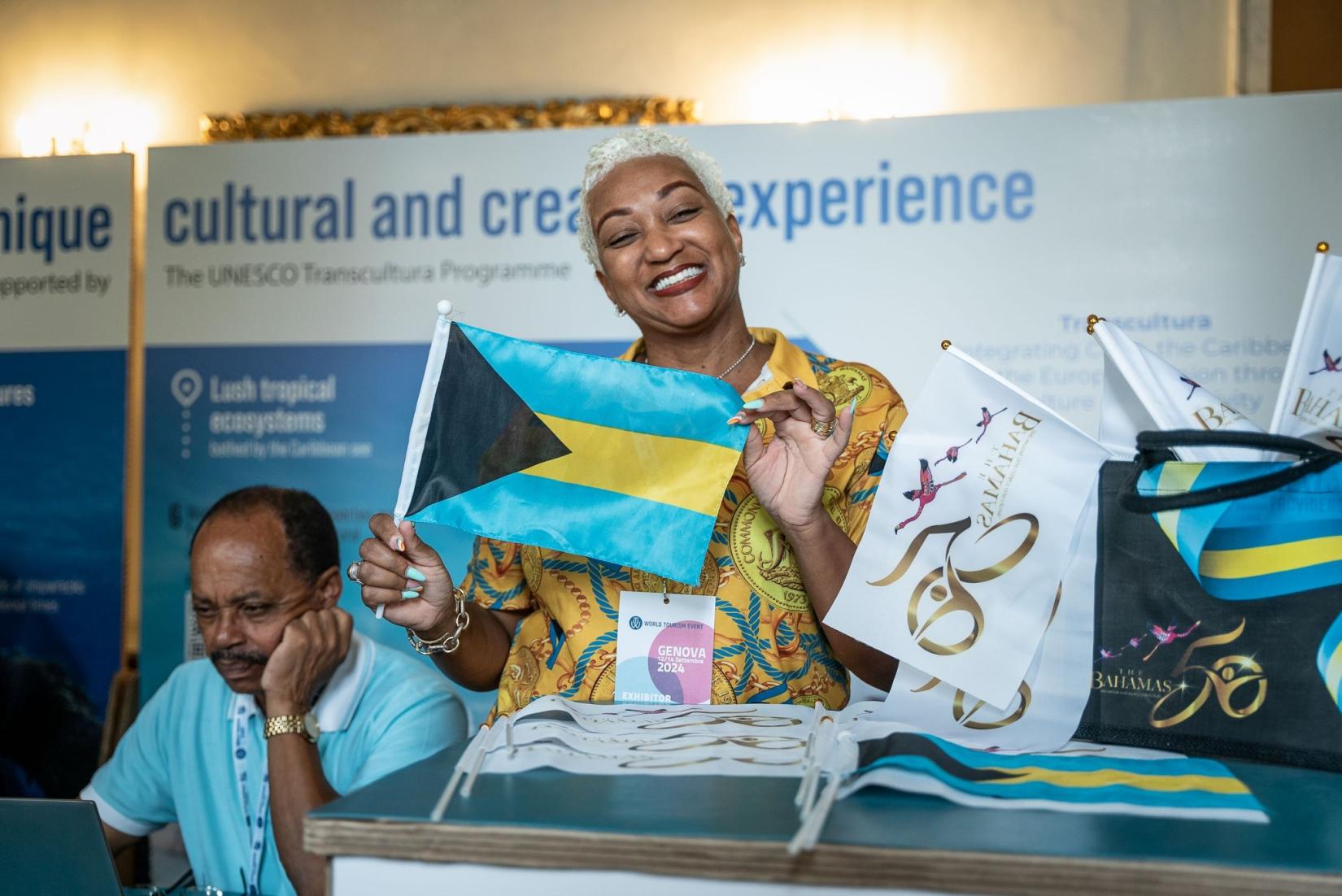Kishlane Sian O’brien-Smith holding the flag of The Bahamas