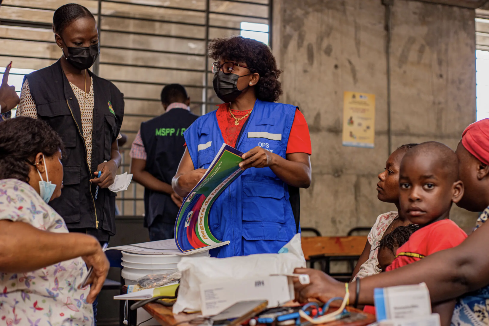 Distribution of health and hygiene kits at the Virginie Sampeur site for displaced people in the Metropolitan Area of Port-au-Prince.