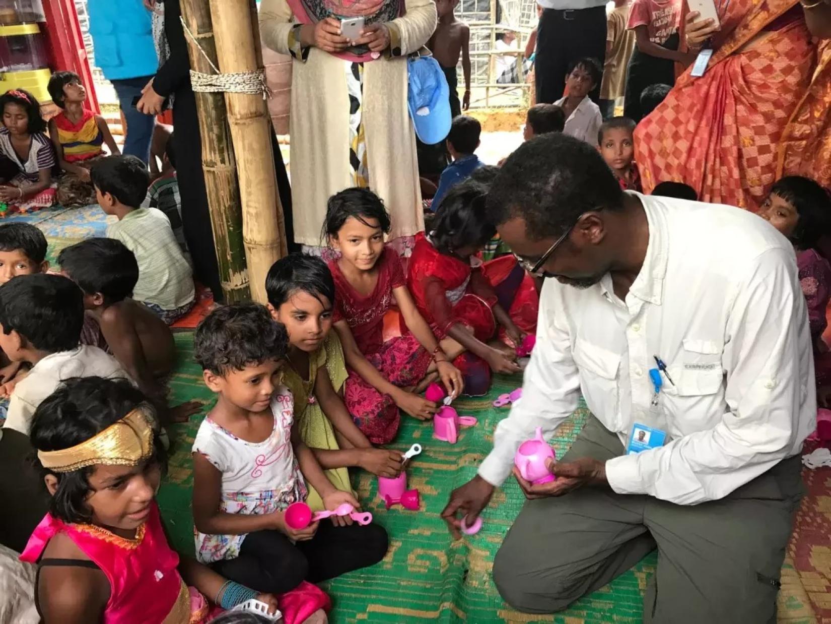 AbdulKadir Musse with children in Bangladesh during the Rohingya crisis in 2017