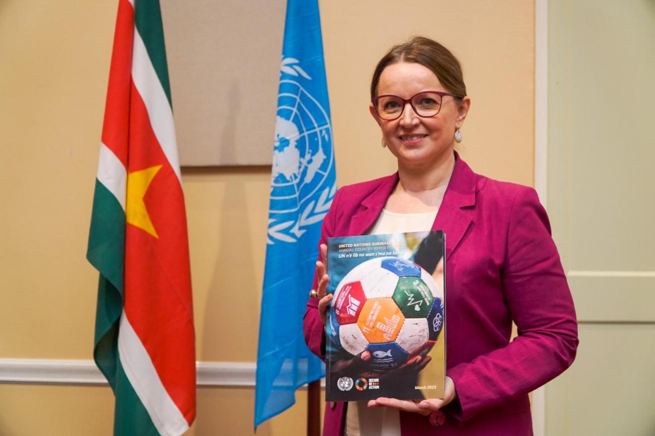 Joanna Kazana, UN Resident Coordinator in Suriname presenting the UN Annual Report 2022 at the Annual Review of Suriname's Country Implementation Plan.