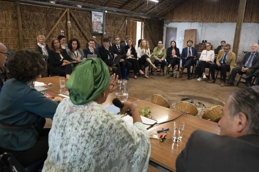 Roberto Valent, DCO LAC Regional Director; María José Torres, Resident Coordinator of UN Chile; Amina J. Mohammed, UN Deputy Secretary-General; and Oscar Fernández-Taranco, Assistant Secretary-General for Development Coordination Office exchanged with the Resident Coordinators of Latin America and the Caribbean region.